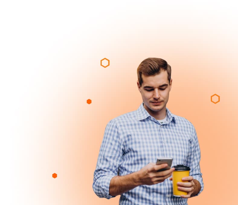 Чоловік з телефоном та кавою